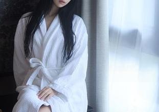 Shika小鹿鹿在泳池旁，无圣光只剩下水波荡漾，图包几乎要溢出内容！