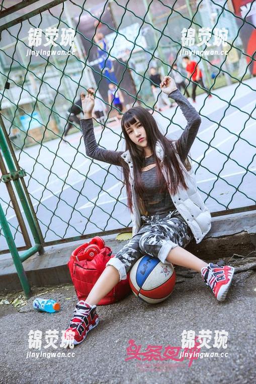 TouTiao头条女神 - 原图聚焦马丽华：毛衣里的思考与低吟