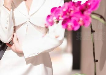 Xiuren秀人网 – 原图展示了夏甜甜的礼服，这个时刻我默默思考：要是我能穿上会啥样？