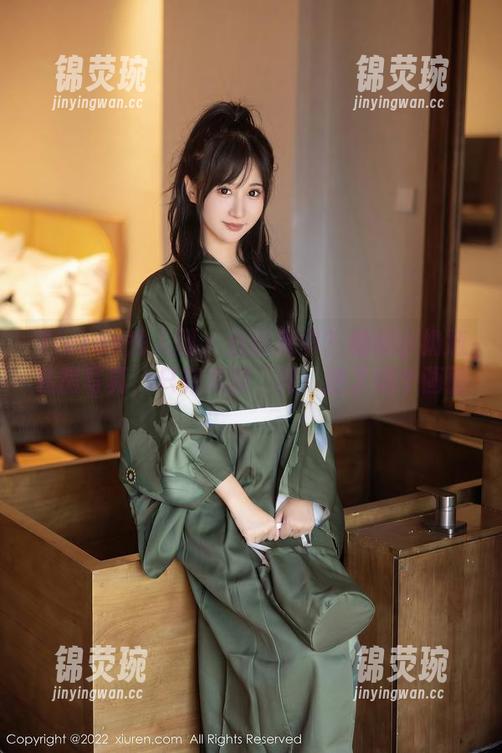 Xiuren秀人网 - 低调奢华？柚柚小奶瓶私房写真，只有美腿‘闯’进了这个画面。