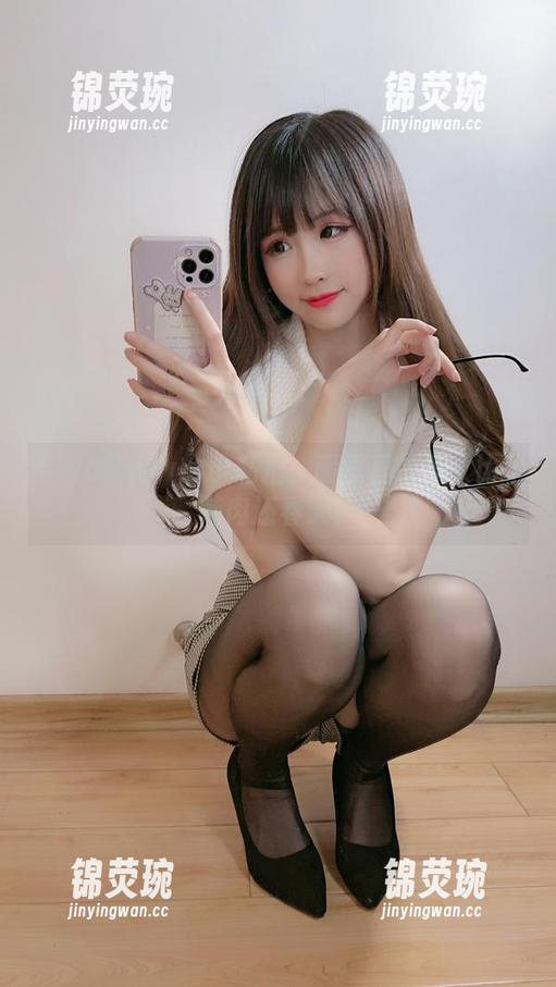 miko酱ww的小私拍：暖屋里的少女比小炖肉还春天！