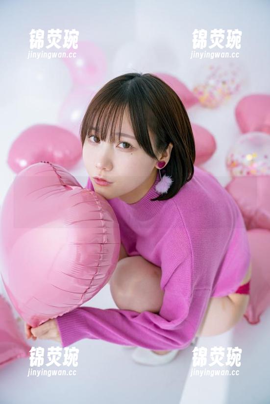 最新的裤里丝照片中，けん研似乎在隐藏些什么？我很期待哦