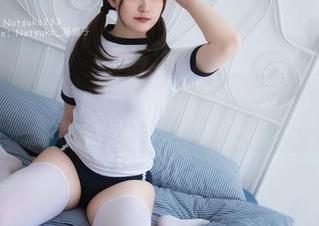 看夏夏子如何在死库水中打转，在线上写真，期待她的“游泳”技巧！
