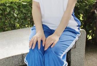 小众视觉 – 一组小苹果的办公室照片，你根本就想不到，她的桌上其实有秘密！