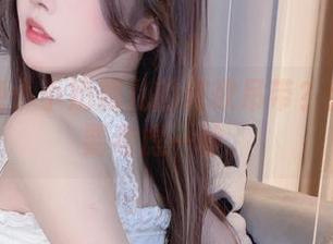 谁能拒绝小小奶瓶儿的纯欲吊带？我自己都要考虑一秒。