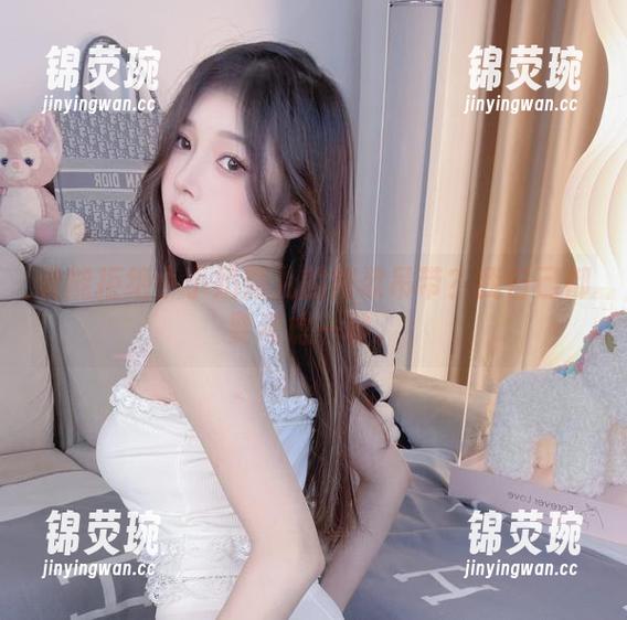 谁能拒绝小小奶瓶儿的纯欲吊带？我自己都要考虑一秒。