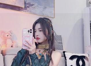 在这幅作品中，小小奶瓶儿的厨娘样子，那股专注劲儿就像在撩人，真让人难以抵挡。