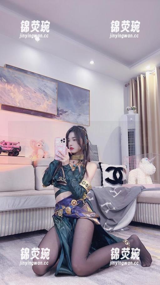 在这幅作品中，小小奶瓶儿的厨娘样子，那股专注劲儿就像在撩人，真让人难以抵挡。