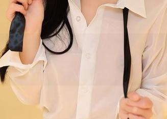 尤蜜荟 – 壁纸上的黑白娜露selena，难道我该为自己找点文化气息吗？