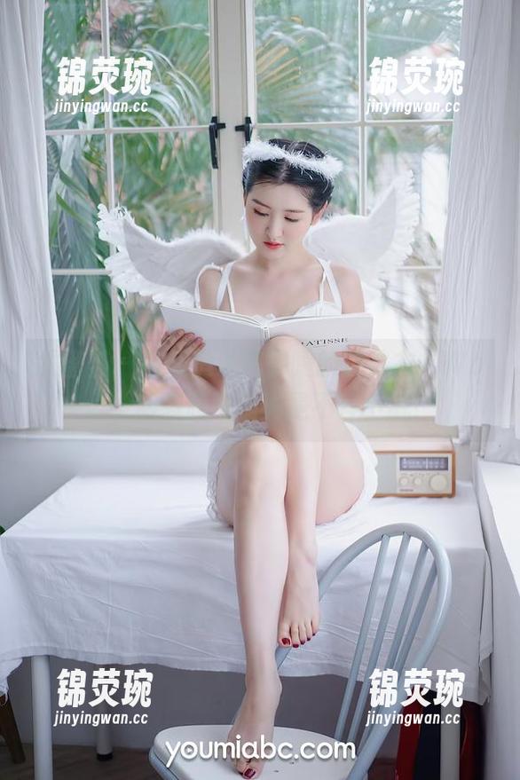 尤蜜荟 - 在线追溯陈宇曦的连体衣，Wow，服装和气场真是不容小觑！
