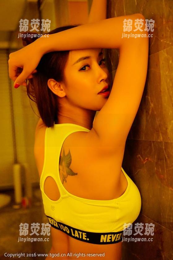推女神 - 观众请注意：小九Vin的连体衣，原图暴露的姿态不简单。