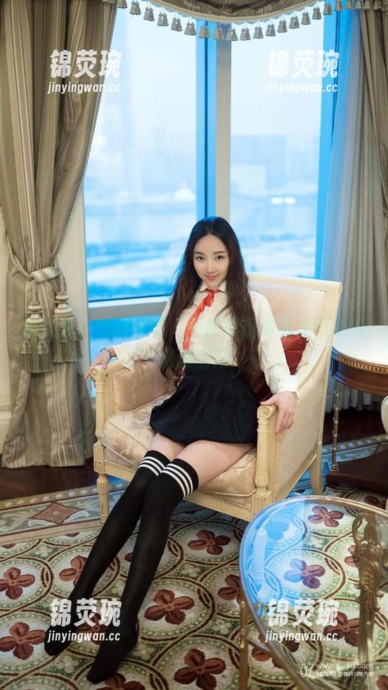 推女郎 - 夏日写真，看王馨瑶如何在热浪中优雅翻滚