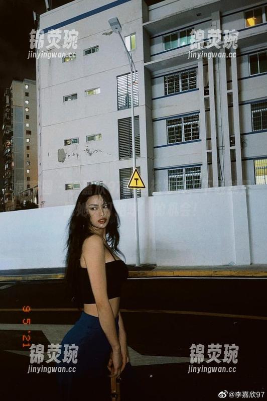 微密圈 - 李嘉欣97的丝袜写真，下载就是跟她‘打招呼’的机会！