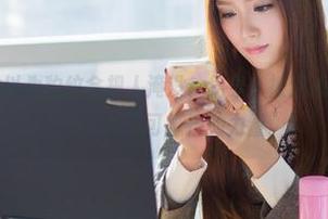 爱蜜社 – 我总以为豹纹会把人淹没，结果，被温心怡一穿，反而显得有种无可抵挡的力量。
