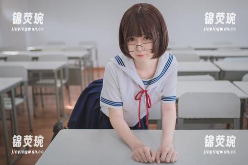 黑色不是轻易的颜色，白金Saki最新作品分享了点不一样的视角。