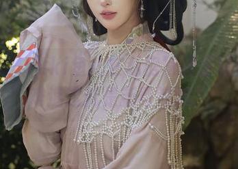 秀人网 – Yuki鱼儿在私房写真里玩棉袜，难道这就是新晋潮流？