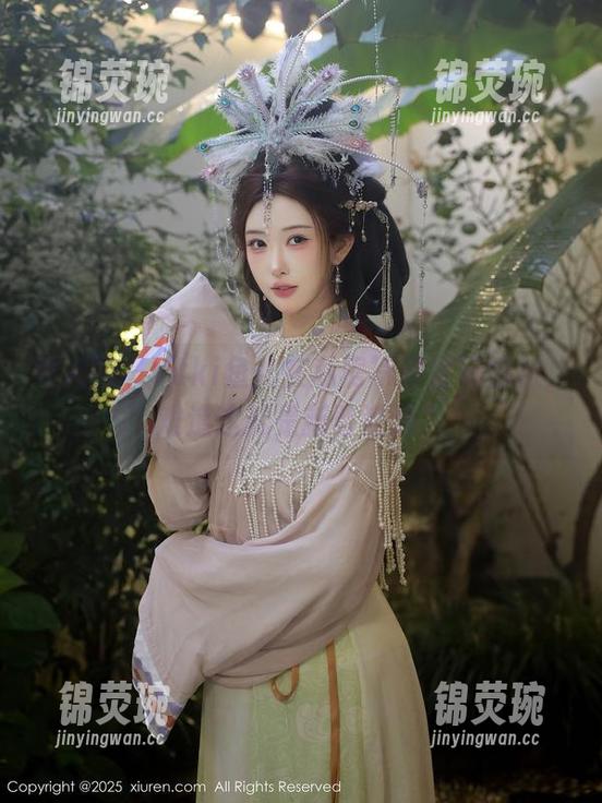 秀人网 - Yuki鱼儿在私房写真里玩棉袜，难道这就是新晋潮流？