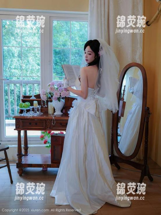 秀人网 - 小心！七七kiko的礼服合集，可能让你酝酿出奇怪的情感涌动。