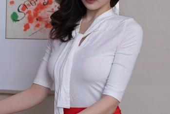 秀人网 – 在海边，人潮涌动，子纯儿Annie的高清写真成了“众生相”