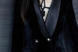 秀人网 – 按说灰丝一般不太吸引人，糯美子的全套写真却偏偏让人惊讶。