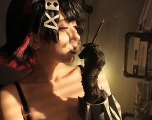 游泳池的蓝，让人心痒痒，绞肉姬的写真资源也挺养眼。