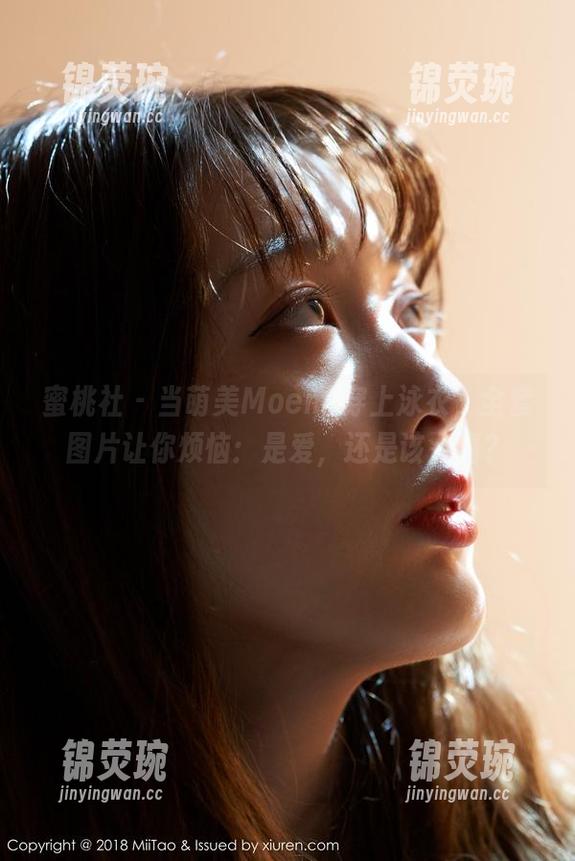 蜜桃社 - 当萌美Moemi穿上泳衣，全套图片让你烦恼：是爱，还是该警惕？