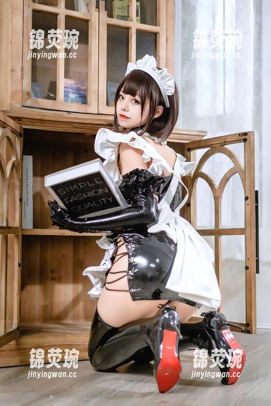 谁说白丝只能是单调？美图快来下载，蜜汁猫裘的全新演绎。