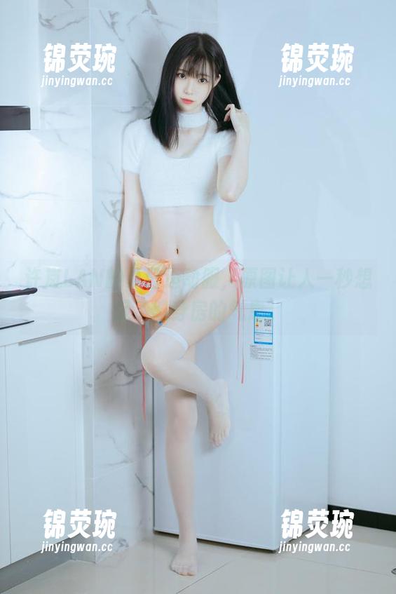 许岚LAN的夏日运动服，原图让人一秒想起了健身房的气息。