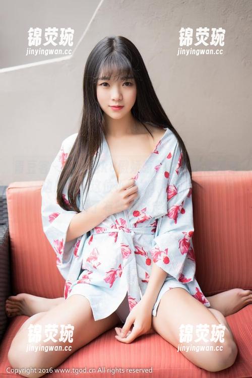 青豆客 - 一边翻k8傲娇萌萌的比基尼图包，一边感叹：这位小姐姐真会挑角度，我看了有些不淡定。