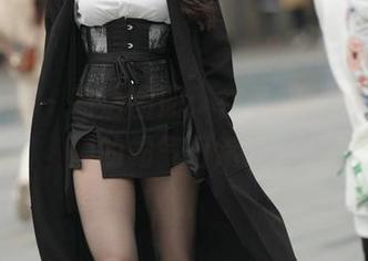 魔镜街拍 – 高清图册：在粉裙里拼搏，婷婷的霸气日常工作