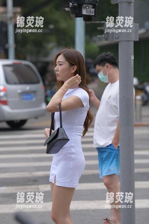 魔镜街拍 - 楼楼与白色连衣裙的相遇，美图总能让人脑补出不一样的东西。