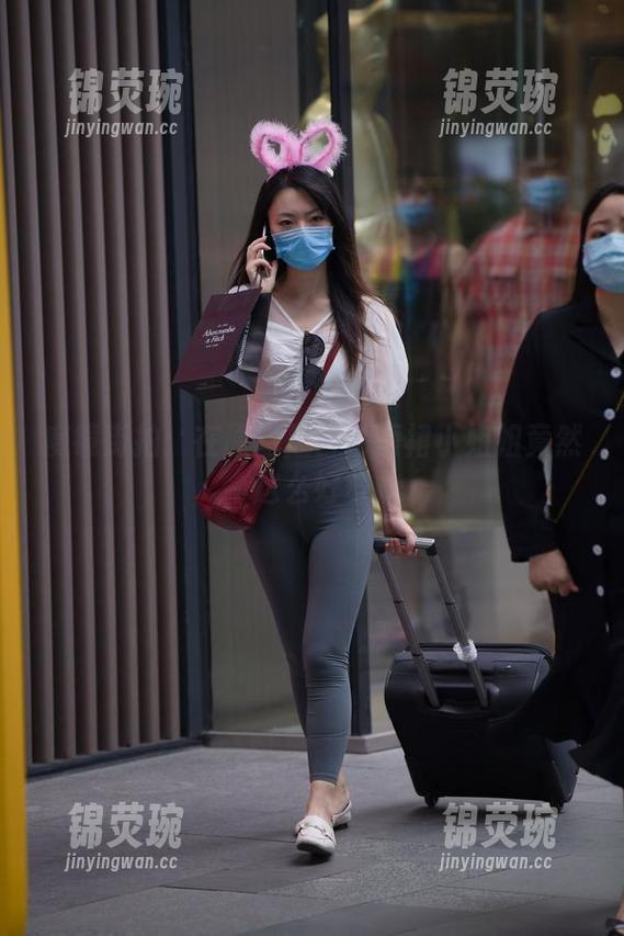 魔镜街拍：在原图里白色短裙小姐姐竟然这么好奇