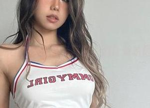 微密圈 – 最新的黑饱宝紫色写真，别让眼睛闪开太久哦！
